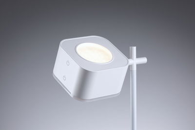 Projecteur de bureau LED blanc moderne avec interrupteur tactile et tête réglable pour un éclairage flexible.