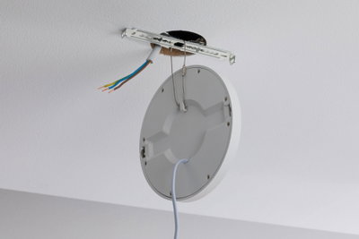 Runde weiße Deckenhalterung mit Kabeln und Metallbefestigung für LED-Leuchteninstallation.