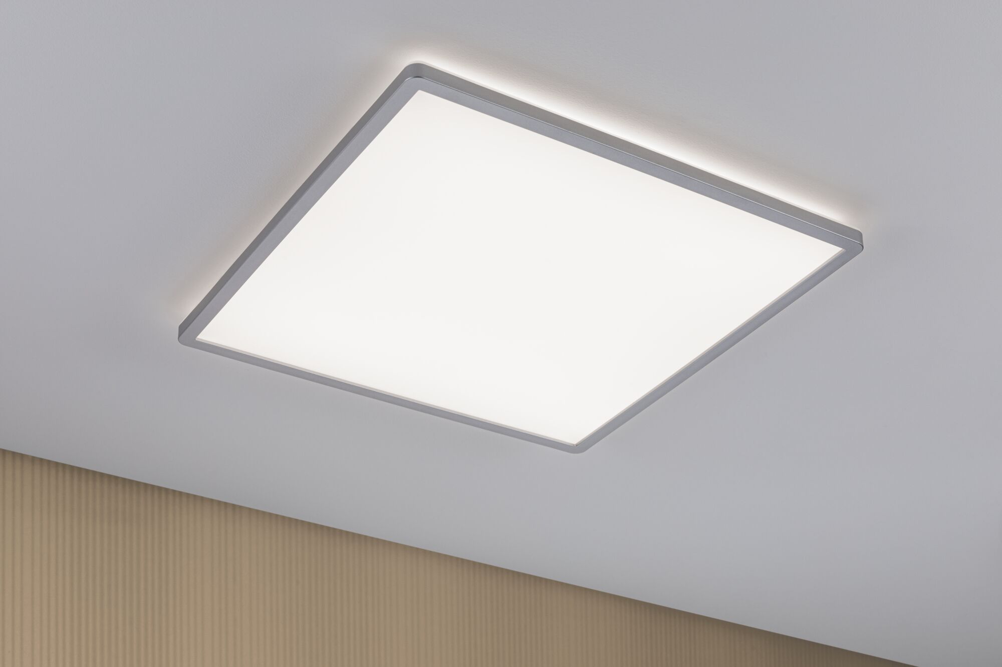 Modernes quadratisches LED-Deckenlicht mit weißem Diffusor und silbernem Rahmen für Wohnräume.