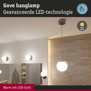 Moderne Gove LED hanglamp met warm wit licht en metalen bevestiging in woonruimte.