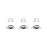 Drie witte LED-inzetstukken met ronde zilveren metalen inbouwframes voor plafondverlichting
