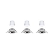 Drie witte LED-inzetstukken met ronde zilveren metalen inbouwframes voor plafondverlichting