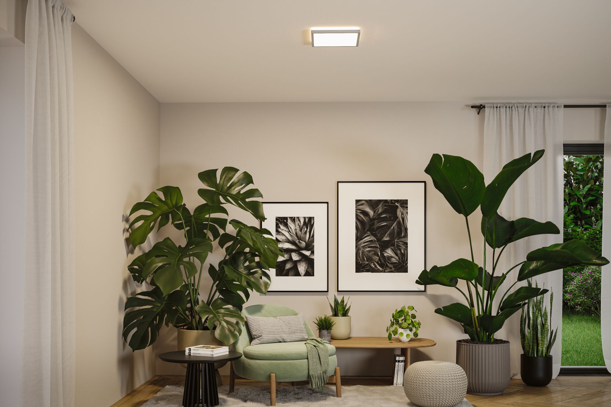 Quadratische LED-Deckenleuchte in Weiß in modernem Wohnzimmer mit grünen Pflanzen und Sitzmöbeln.