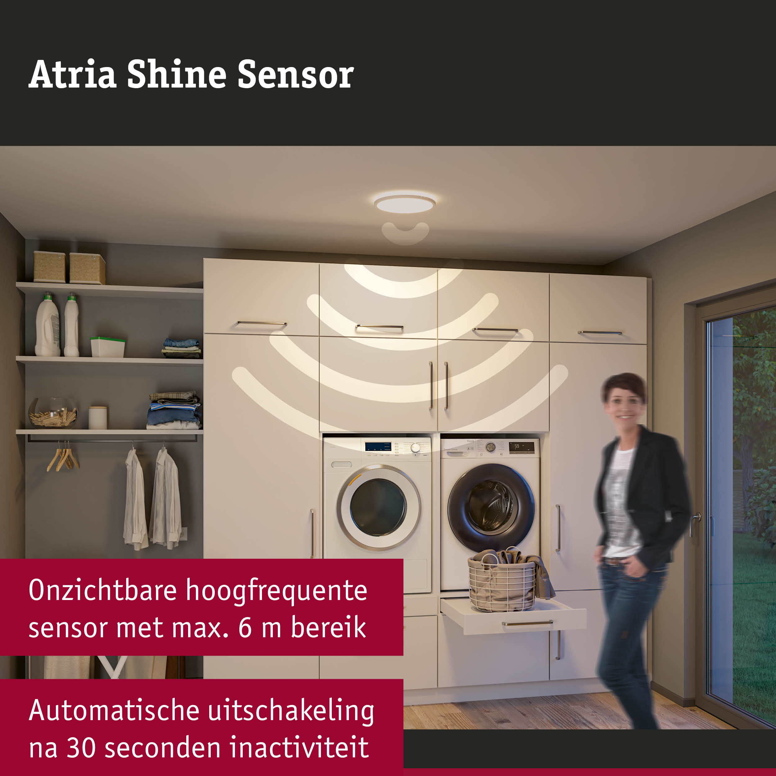 Witte plafondlamp met sensor in moderne wasruimte met wasmachine en droger