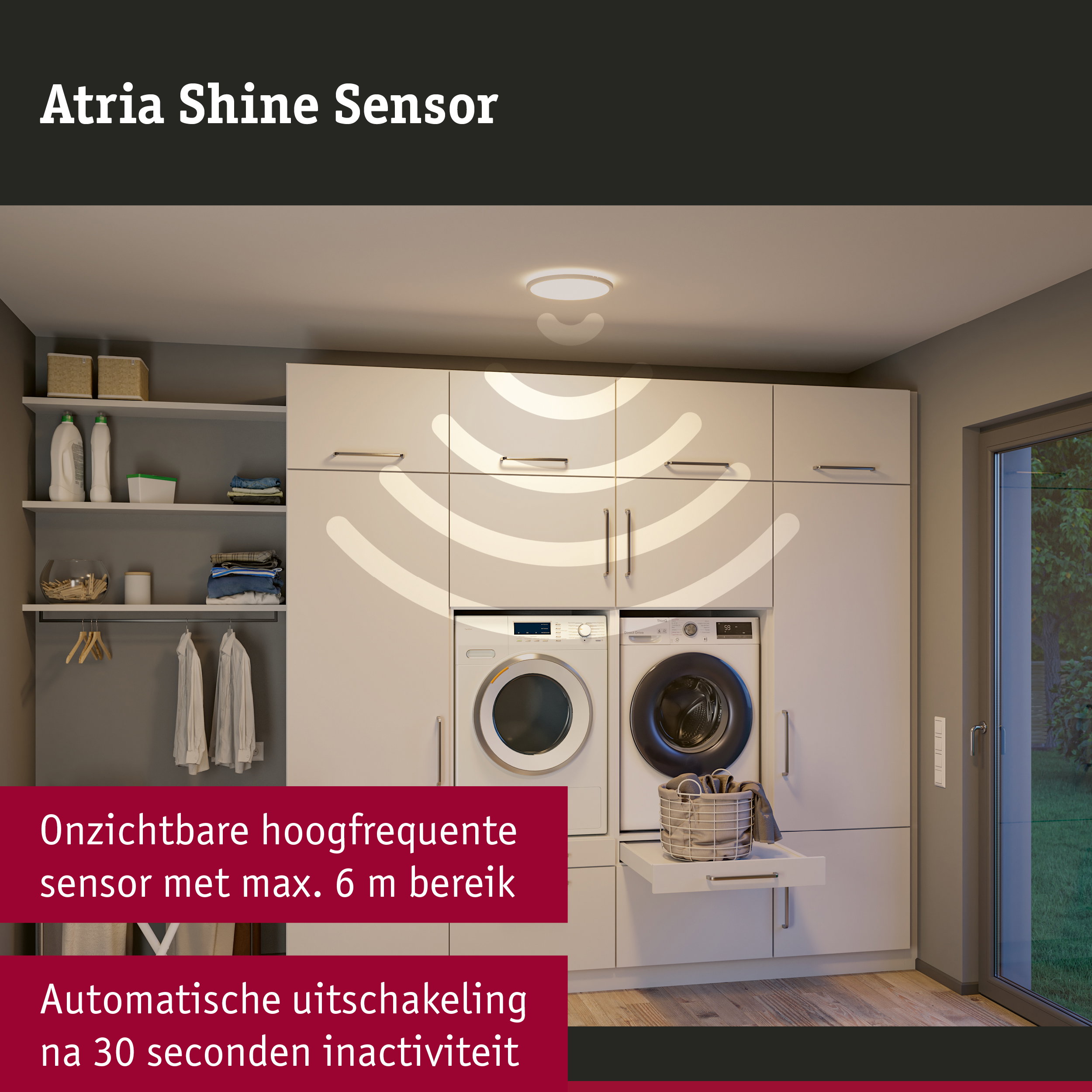 Witte plafondlamp met sensor in moderne wasruimte met wasmachine en droger