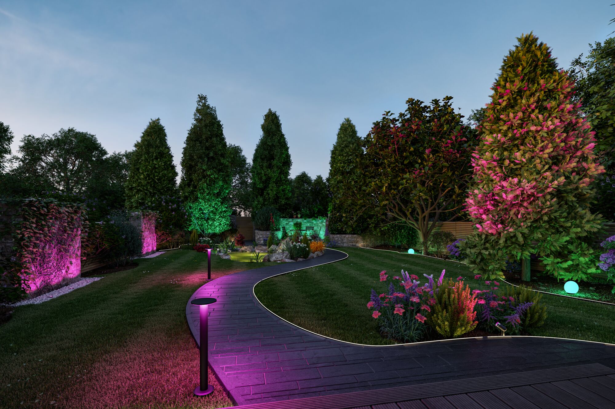 Havegang med LED-sti-lys og farverig aluminium belysning til stemningsfuld udendørs belysning.