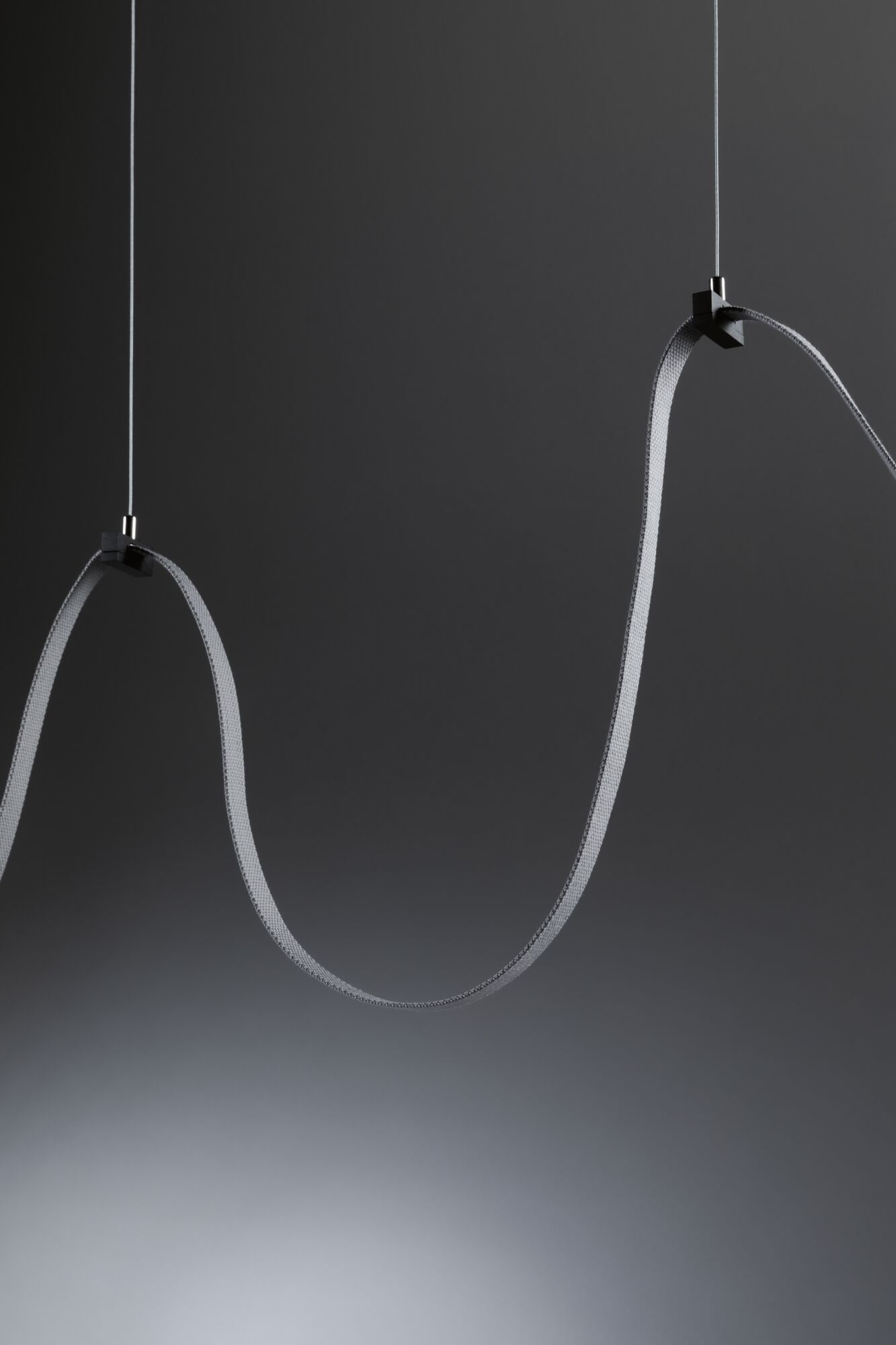 Moderne grijze LED-hanglamp met flexibele stoffen bekleding voor stijlvolle verlichting