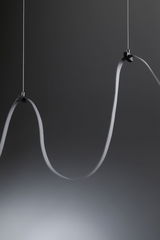 Moderne grijze LED-hanglamp met flexibele stoffen bekleding voor stijlvolle verlichting