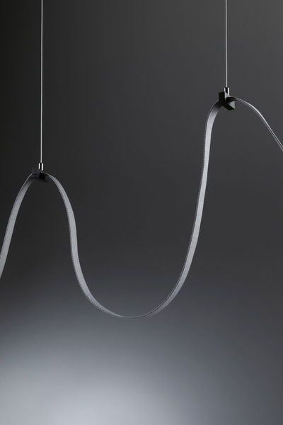 Moderne grijze LED-hanglamp met flexibele stoffen bekleding voor stijlvolle verlichting