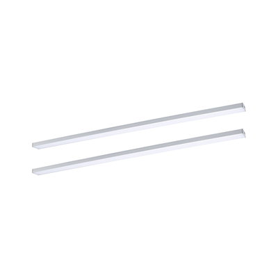 To slanke LED-strips i sølvfarvet aluminium til moderne indendørs belysning.
