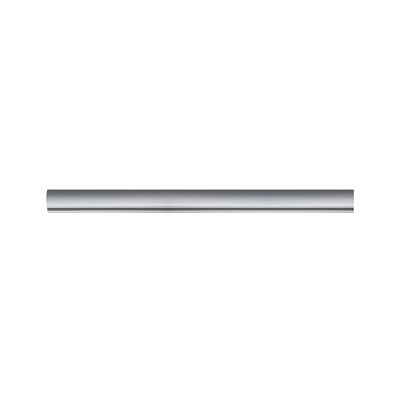 Lange slanke aluminium wandlamp in zilver voor moderne LED-verlichting.