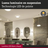 Salle de bain moderne avec luminaire suspendu LED Luena en lumière blanc chaud et plan vasque en marbre vert