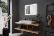 Modernes Badezimmer mit beleuchtetem rechteckigem Spiegel und weißem Keramikwaschbecken auf Holzregal