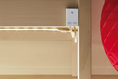 Weiße LED-Lichtleiste unter hellem Holzregal mit Kabelanschluss für moderne Raumbeleuchtung