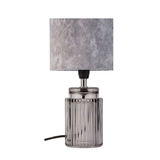 Tischlampe mit grauem Stoffschirm und geriffeltem Glasfuß in Rauchglas für Wohnraumbeleuchtung