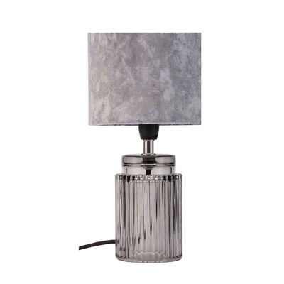 Tischlampe mit grauem Stoffschirm und geriffeltem Glasfuß in Rauchglas für Wohnraumbeleuchtung