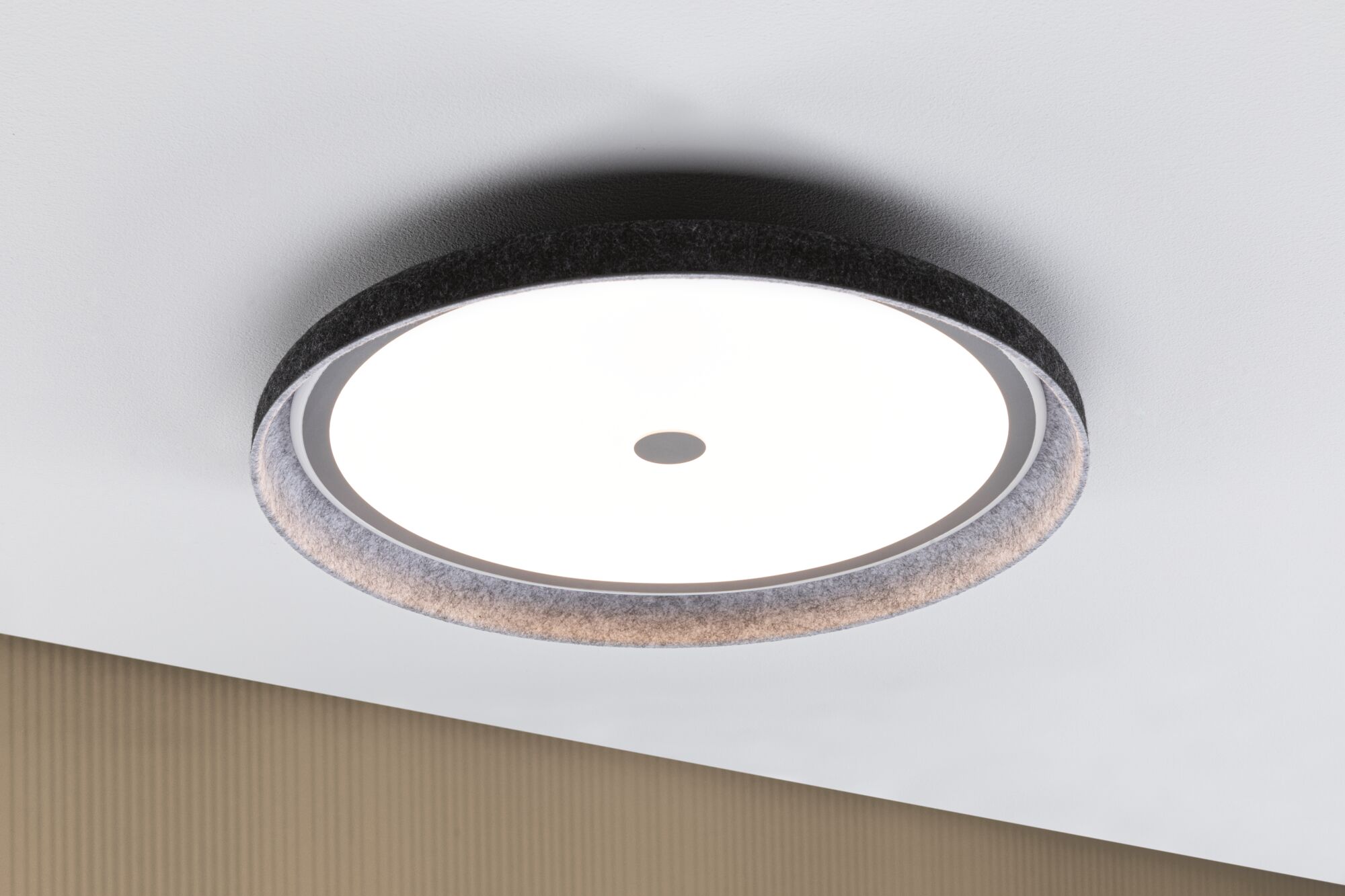 Runde Deckenleuchte mit schwarzem und grauem Filzrand und hellem LED-Licht für modernes Wohnen