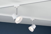 Weißer LED-Spot aus Metall mit Chromakzenten an Schienensystem für moderne Raumbeleuchtung