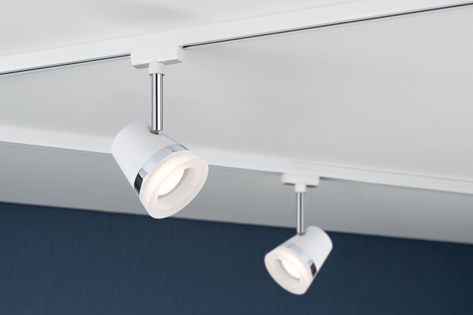 Weißer LED-Spot aus Metall mit Chromakzenten an Schienensystem für moderne Raumbeleuchtung