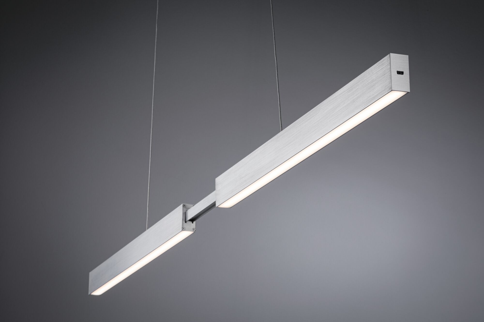Moderne LED-Pendelleuchte aus gebürstetem Aluminium in Silber mit warmweißem Licht für Wohnräume