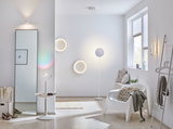 Moderne woonkamer met witte LED-wandlampen en vloerlamp, minimalistisch ontwerp met houten vloer