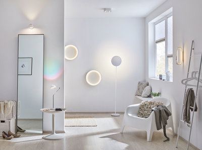 Modernes Wohnzimmer mit weißen LED-Wandleuchten und Stehlampe, minimalistisches Design mit Holzfußboden