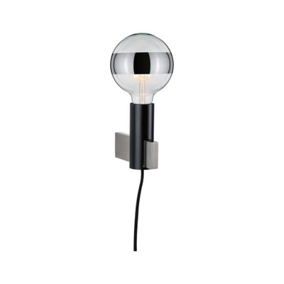 Moderne Wandleuchte mit schwarzem Metallhalter und klarer Glühbirne mit silbernem Streifen, Kabel sichtbar
