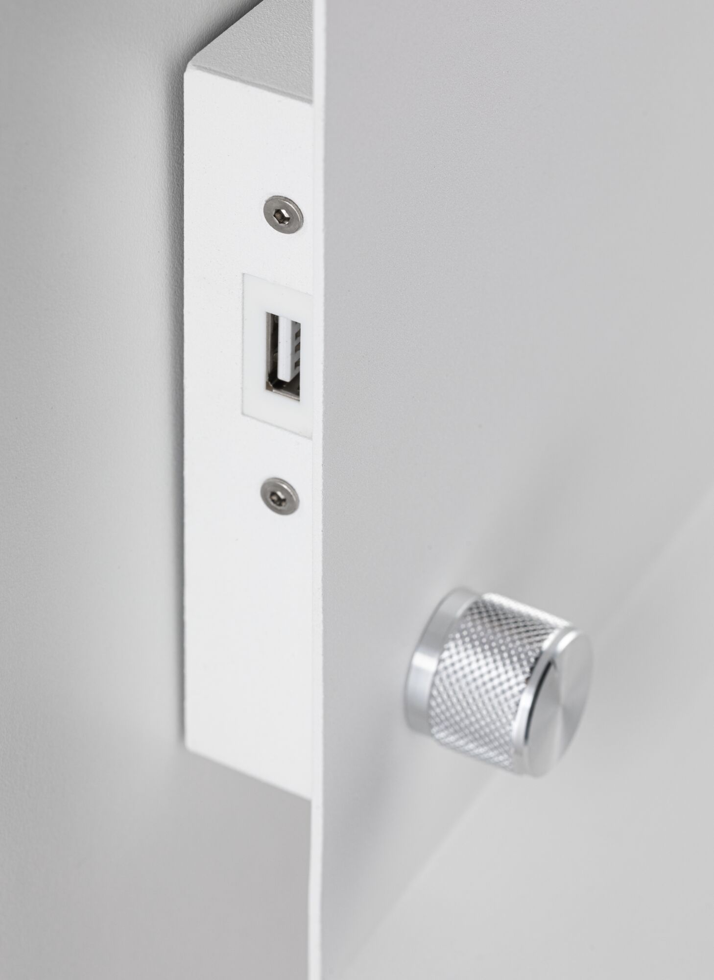 Weißes Metallgehäuse mit silbernem geriffeltem Drehknopf und USB-Anschluss für Lichtsteuerung