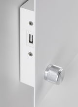 Weißes Metallgehäuse mit silbernem geriffeltem Drehknopf und USB-Anschluss für Lichtsteuerung