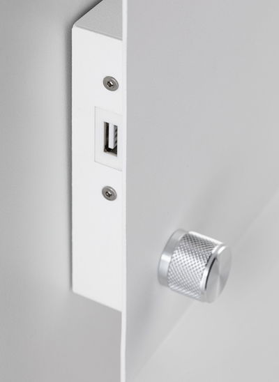 Witte metalen behuizing met zilveren geribbelde draaiknop en USB-poort voor lichtregeling