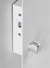 Witte metalen behuizing met zilveren geribbelde draaiknop en USB-poort voor lichtregeling