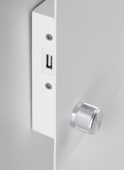 Boîtier métallique blanc avec bouton rotatif argenté texturé et port USB pour commande d'éclairage