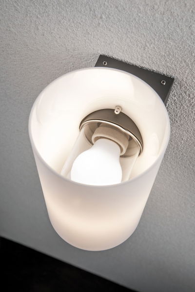 Plafondlamp met wit glas en grijze metalen houder voor moderne binnenverlichting