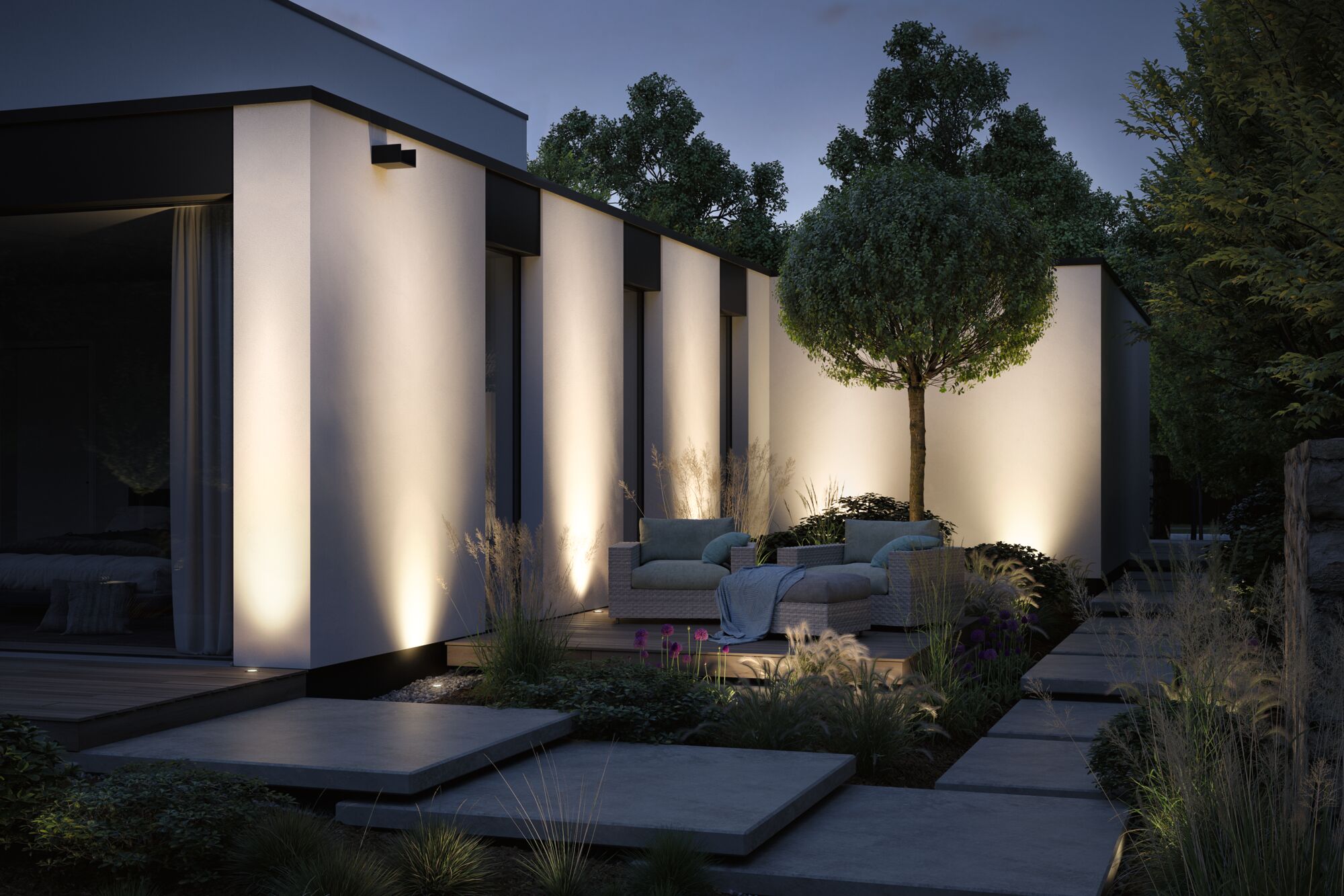 Moderne Außenbeleuchtung mit warmweißen LED-Wandleuchten an weißem Haus und Gartenmöbeln