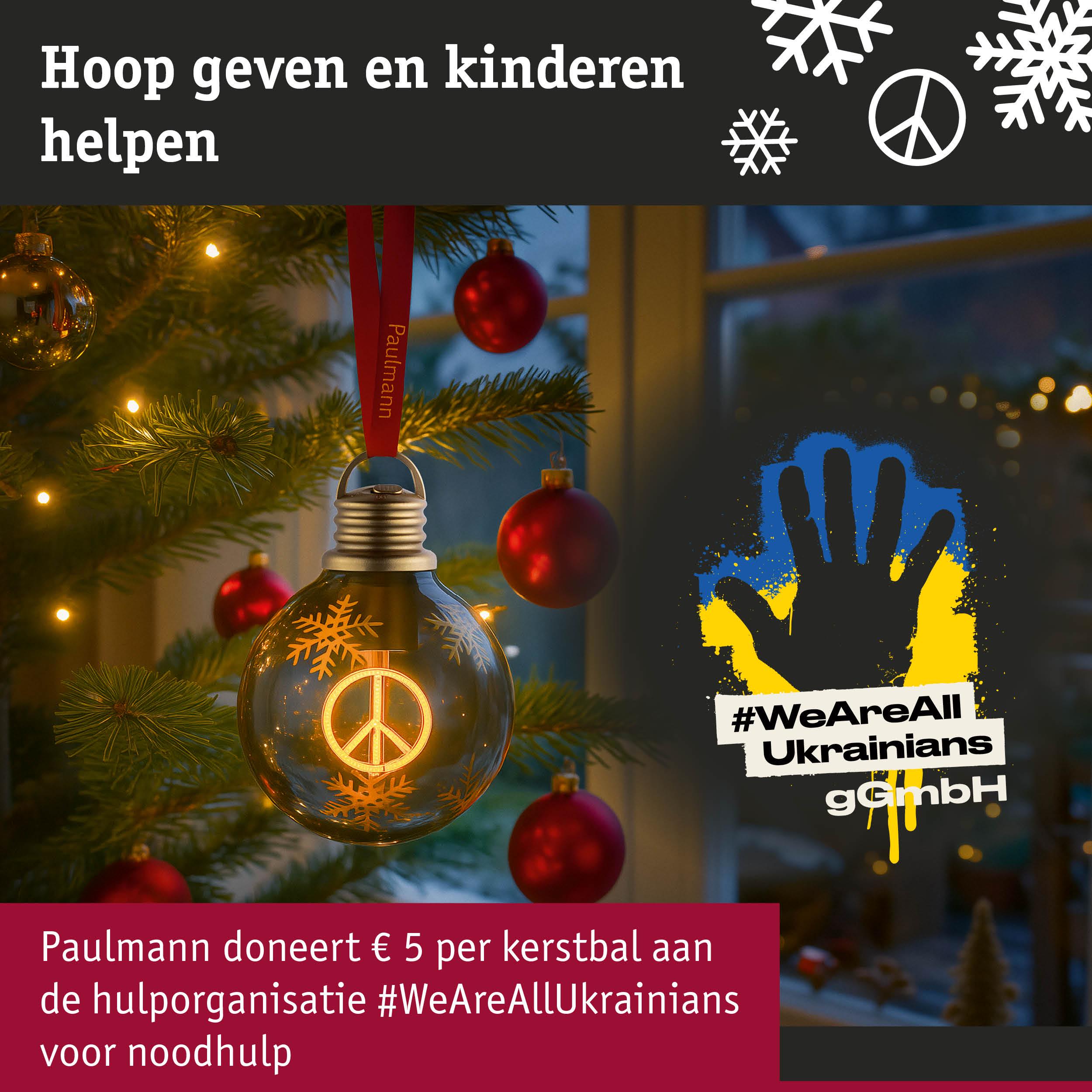 Glazen kerstbal met vredesteken en sneeuwvlokken, rode linten, donatieactie voor Oekraïne hulp