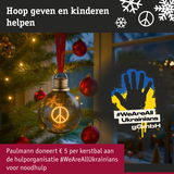 Glazen kerstbal met vredesteken en sneeuwvlokken, rode linten, donatieactie voor Oekraïne hulp