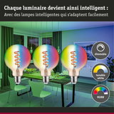 Trois ampoules LED dimmables RGBW dans une salle à manger moderne avec chaises vertes