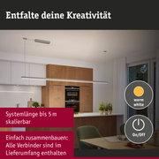 Moderne LED-Hängeleuchte in Aluminium mit warmweißem Licht über Kücheninsel, dimmbar und 5 m Systemlänge