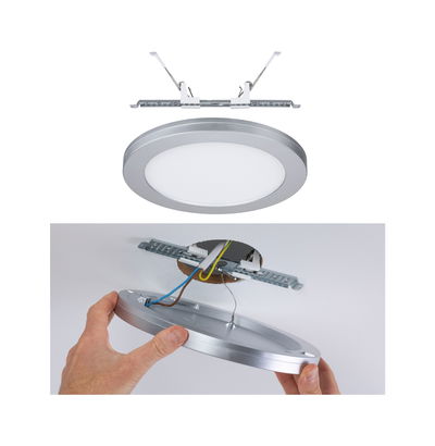 Rundes LED-Einbaupanel in Silber mit weißem Diffusor, Montageanleitung mit Hand an Decke.