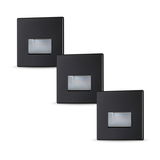 Trois appliques murales LED carrées noires mates avec ouverture lumineuse diffuse pour éclairage intérieur moderne.