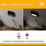 Applique murale solaire noire sur mur gris, allumée de jour et de nuit, éclairage extérieur économique