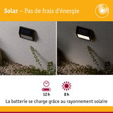 Applique murale solaire noire sur mur gris, allumée de jour et de nuit, éclairage extérieur économique