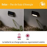 Applique murale solaire noire sur mur gris, allumée de jour et de nuit, éclairage extérieur économique