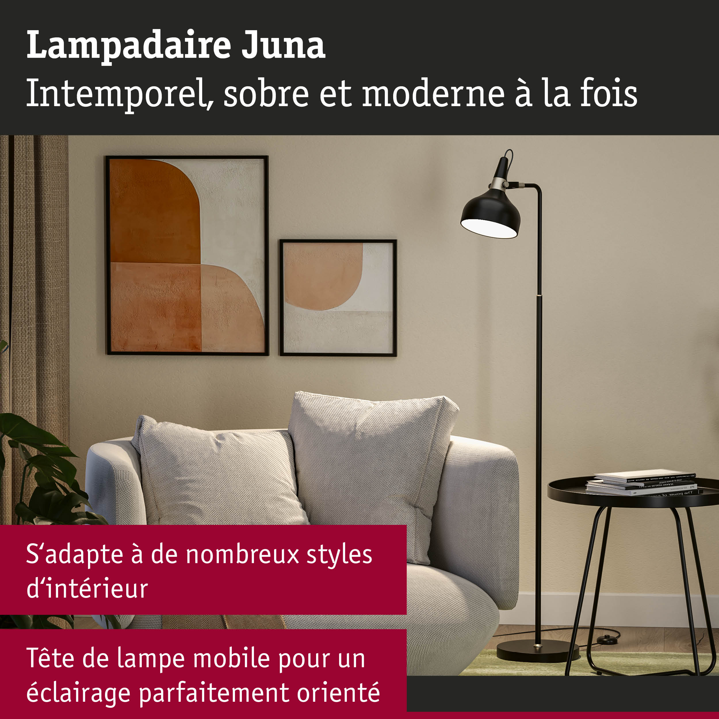 Lampadaire noir Juna avec tête mobile à côté d’un canapé gris et tableaux abstraits au mur