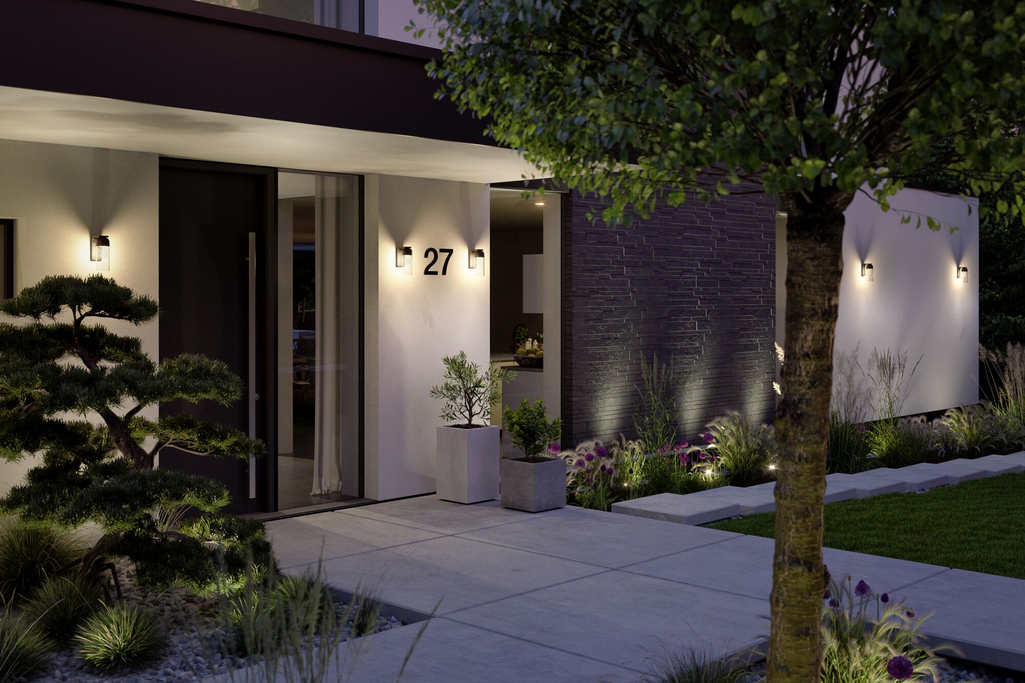 Éclairage extérieur moderne avec appliques murales blanc chaud sur maison blanche et chemin de jardin.