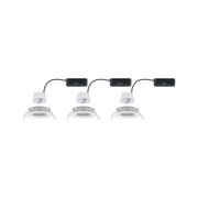 Drei weiße LED-Einbaustrahler mit schwarzem Anschlusskabel und Halterungen für Deckenmontage, moderne Beleuchtung