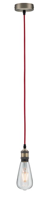 Hanglamp met rode stoffen kabel en antiek messing metalen fitting met zichtbare lamp