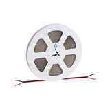 Bobine en carton blanche avec bande LED grise et fils de connexion rouge et noir pour éclairage LED