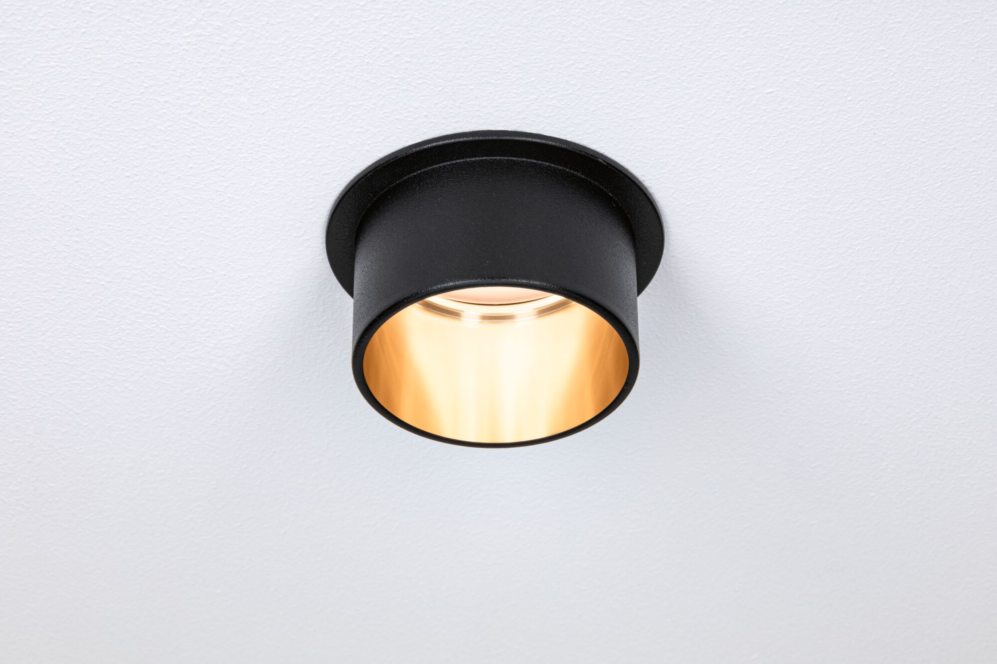 Plafonnier noir en métal avec lumière blanche chaude pour un éclairage intérieur moderne
