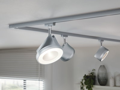Moderne Deckenstrahler aus silbernem Metall mit LED-Beleuchtung an Schienensystem für Wohnräume